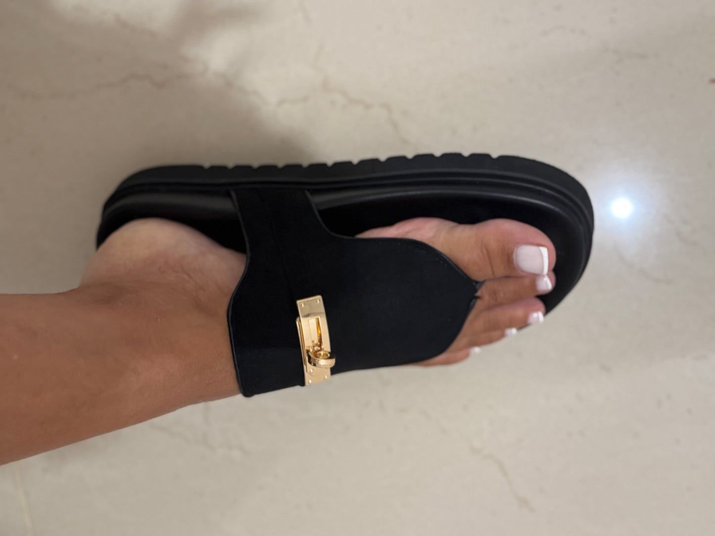 Claquettes noires à détail H