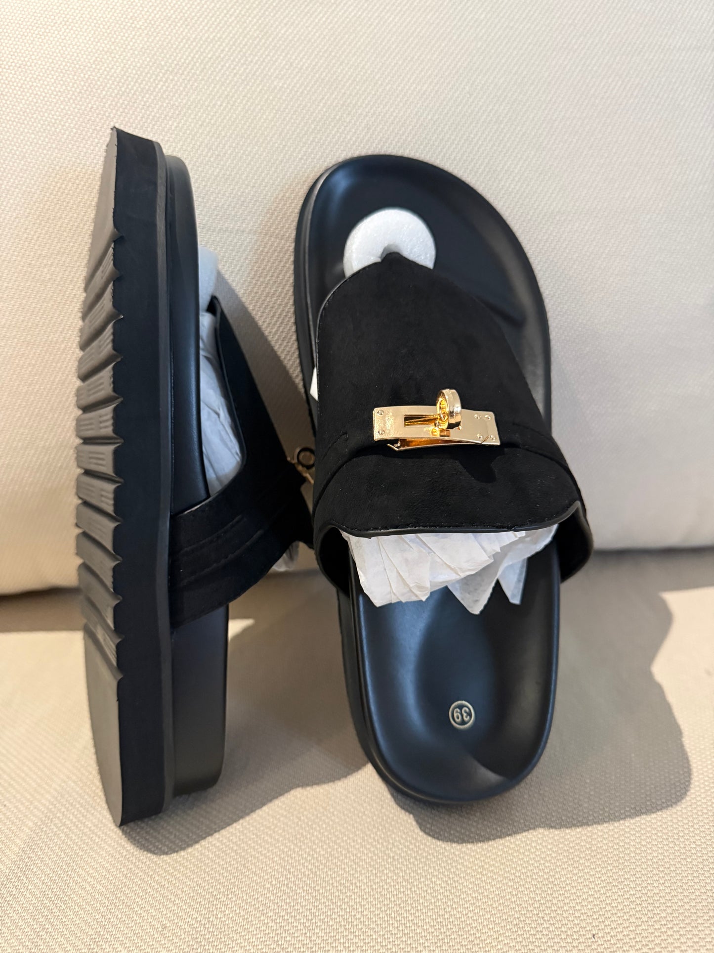 Claquettes noires à détail H