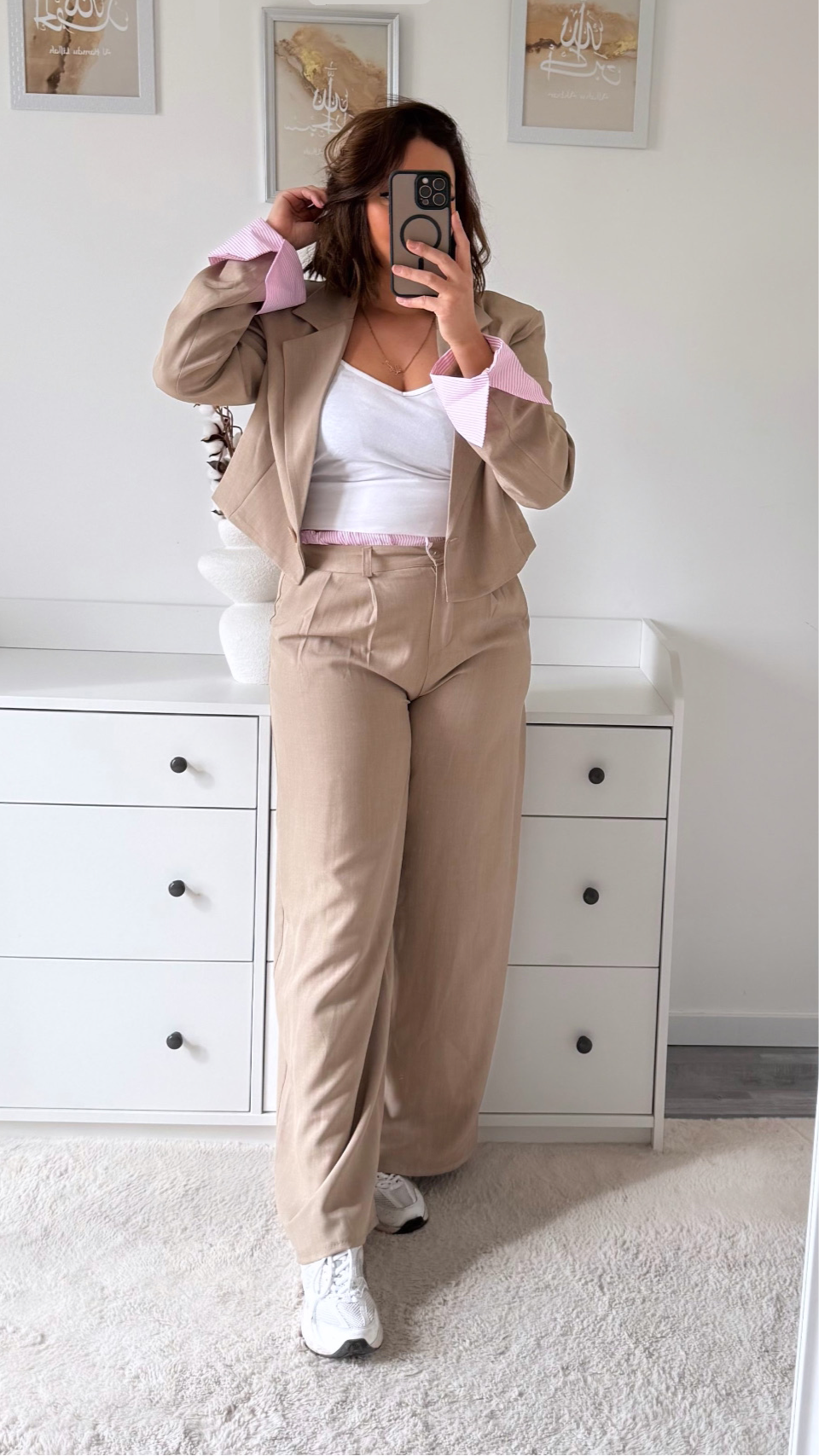 Ensemble costume beige et rose