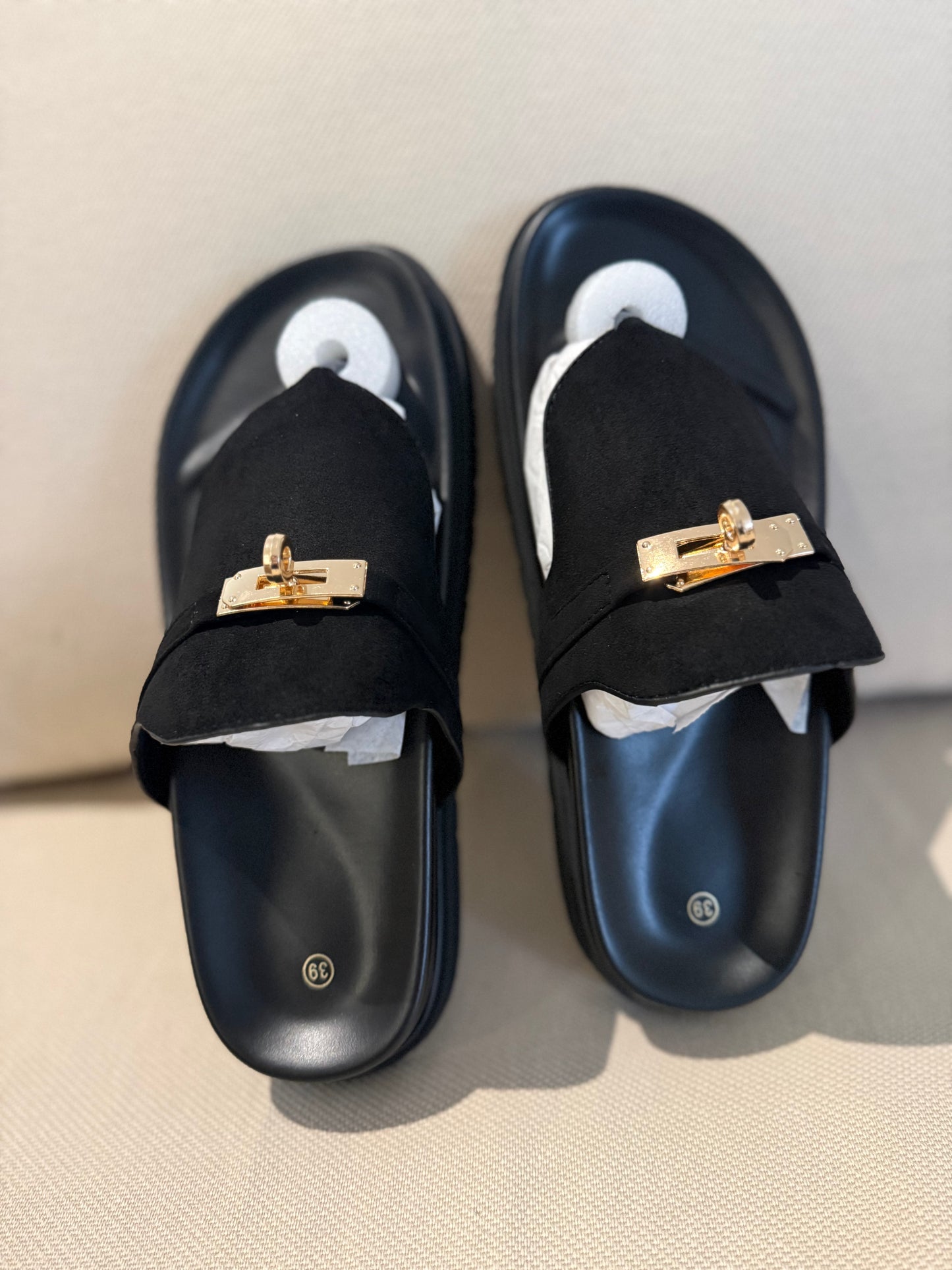 Claquettes noires à détail H