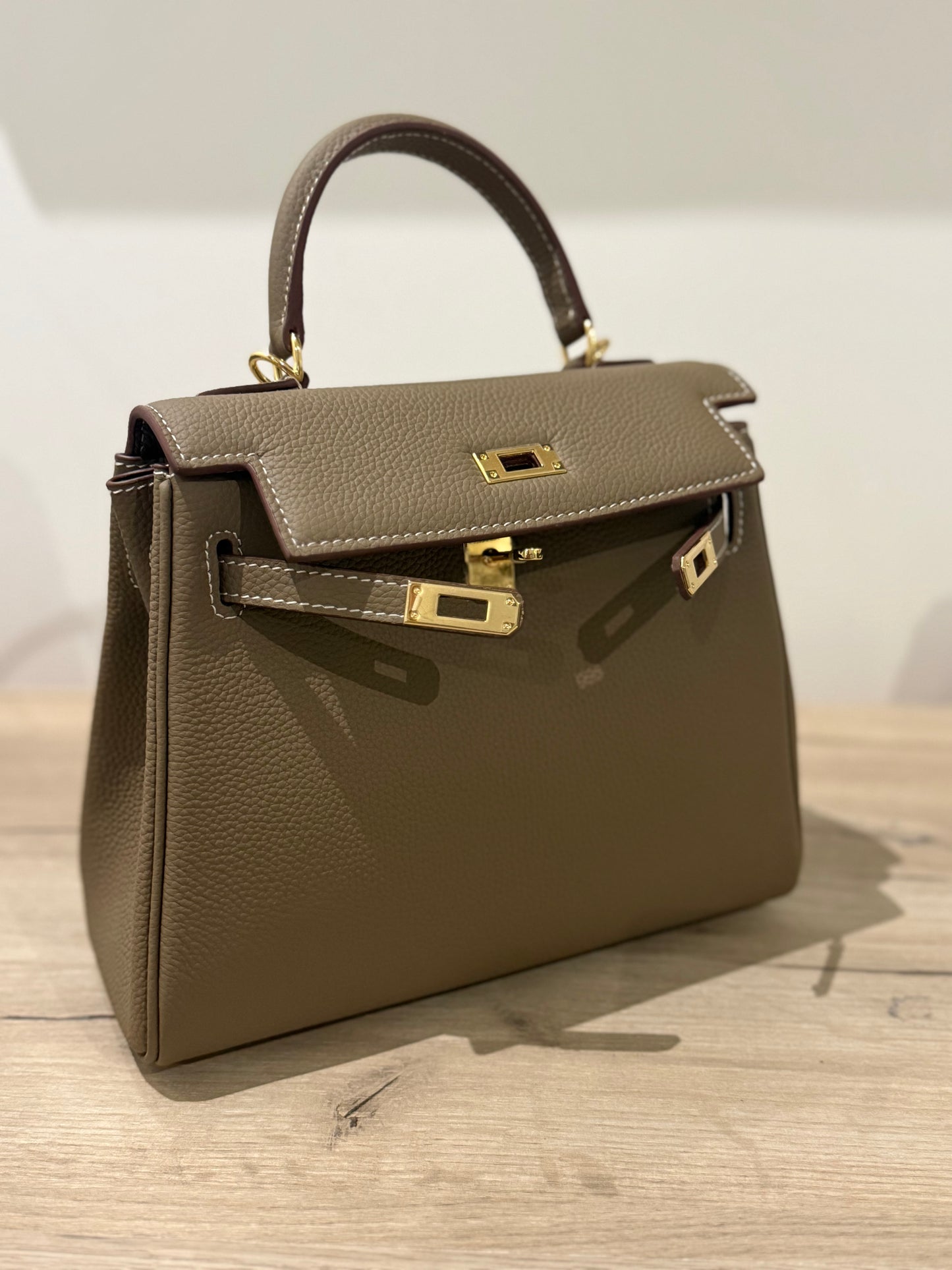 Sac taupe surpiqué 25cm 100% cuir