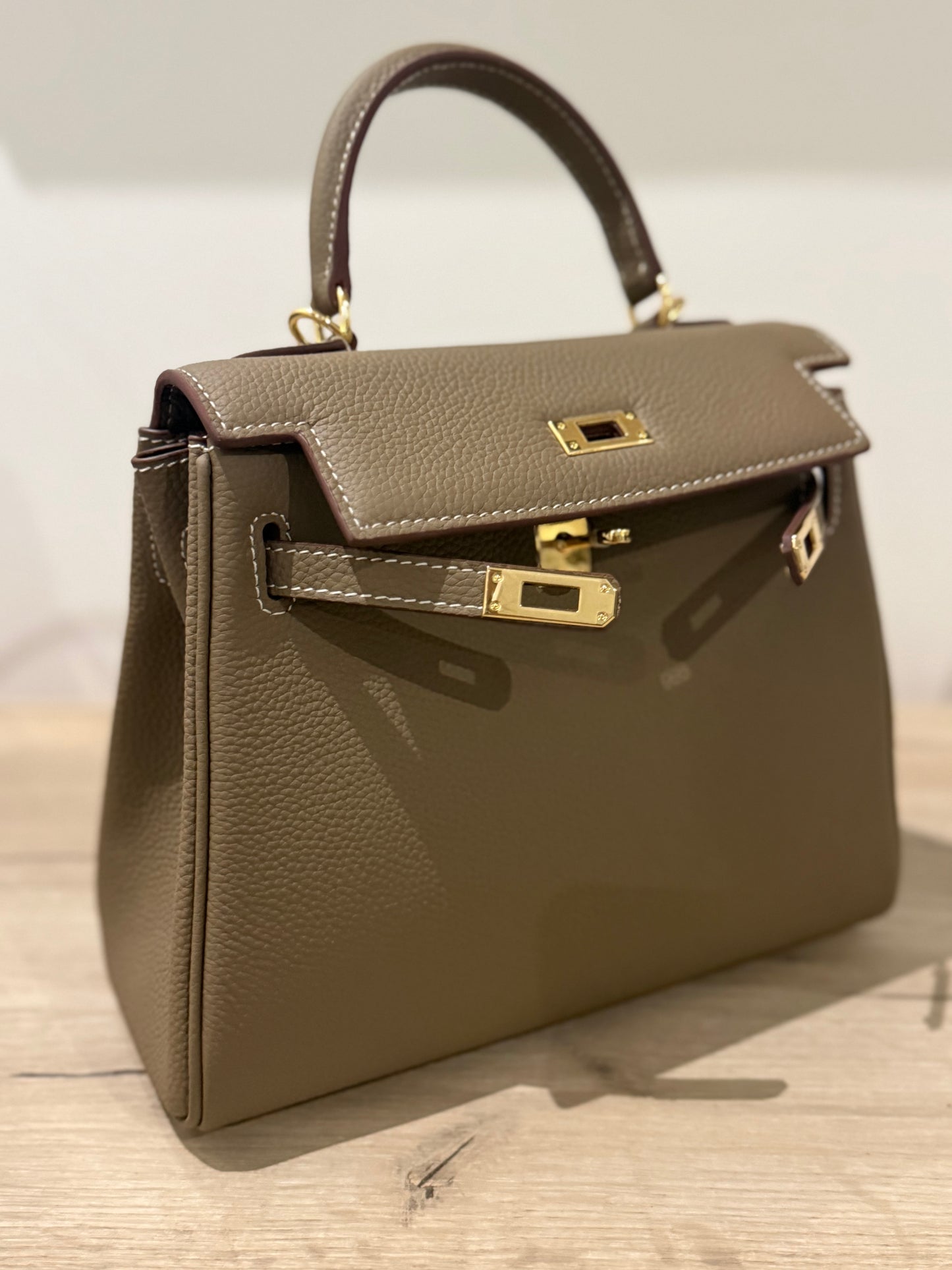 Sac taupe surpiqué 25cm 100% cuir
