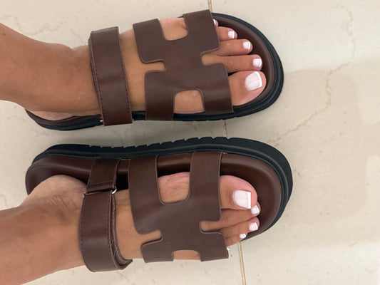 Claquettes H chocolat