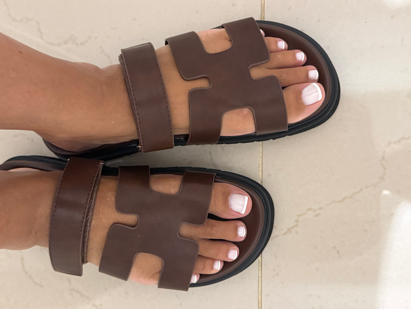 Claquettes H chocolat