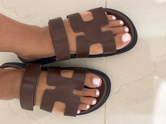 Claquettes H chocolat